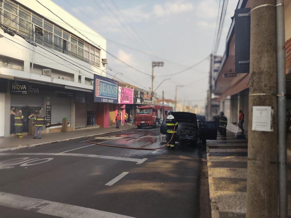 Foto 3 de 7 — Carro pega fogo no Centro de Araraquara e mobiliza Corpo de Bombeiros